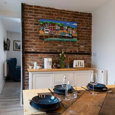 Semesterbostad Herring Girl House - Historic Seafront Property *