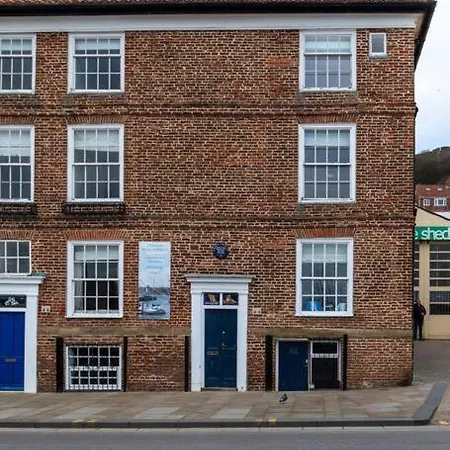 Semesterbostad Herring Girl House - Historic Seafront Property Scarborough
