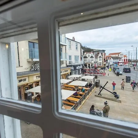 Semesterbostad Herring Girl House - Historic Seafront Property Scarborough
