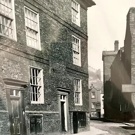 Semesterbostad Herring Girl House - Historic Seafront Property *