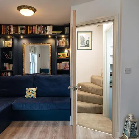 Herring Girl House - Harbourside Property, Sleeps 8 Scarborough