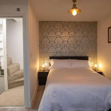 Herring Girl House - Harbourside Property, Sleeps 8 펜션